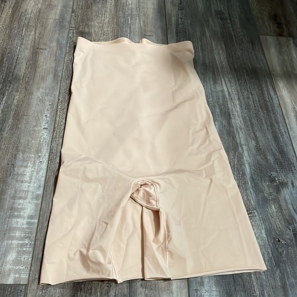 SPANX Shapewear High Waisted Mid-Thigh Short - Picture 3 of 6